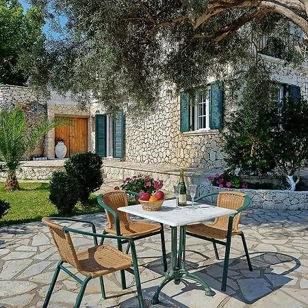 Sleeps 6 Pool Air Con Wifi
