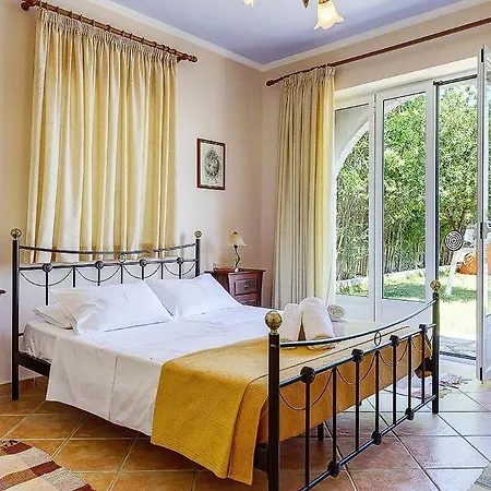 Sleeps 6 Pool Air Con Wifi فيلة