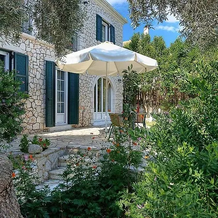 Sleeps 6 Pool Air Con Wifi Katouna